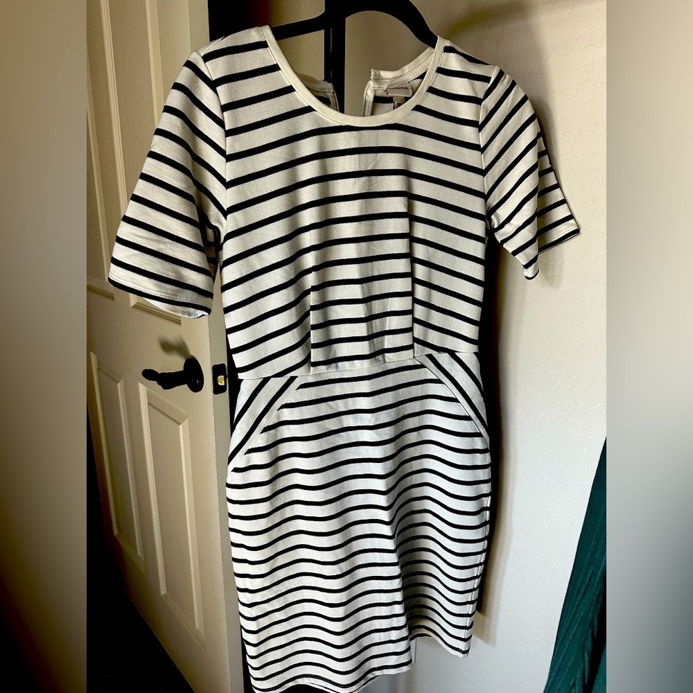 A-line black and white dress